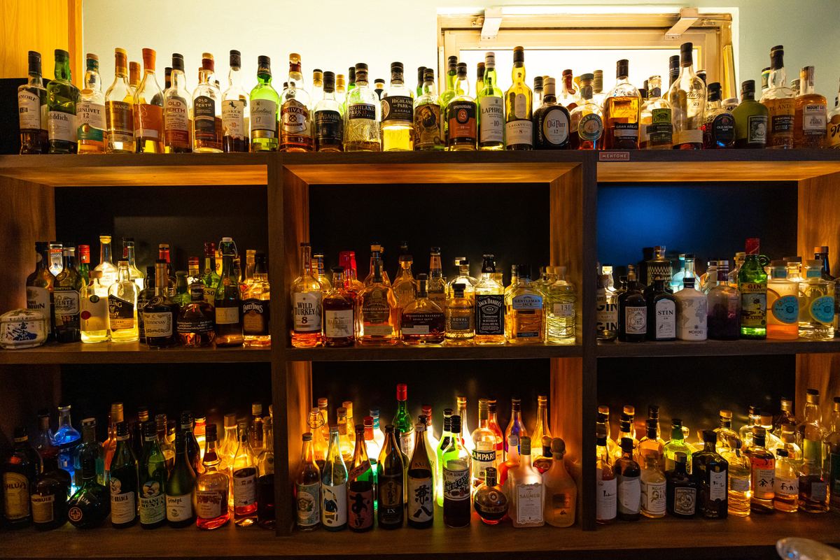 豊富なボトルが並ぶBAR FLATのバックバー